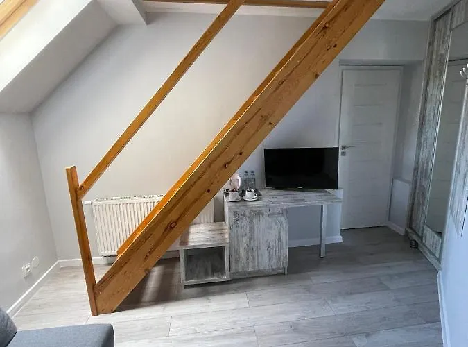 ホームステイ Atlantis ミエルノ