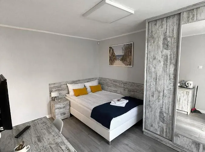 ホームステイ Atlantis ミエルノ