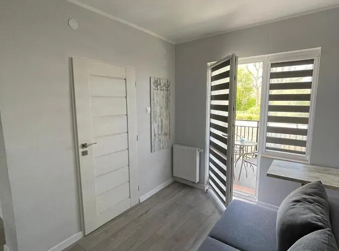 ホームステイ Atlantis ミエルノ